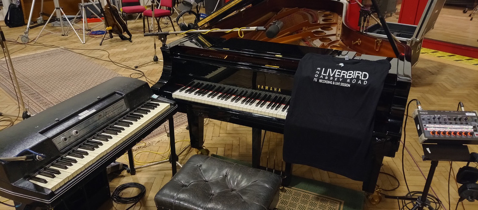 Piano Yamaha en sesión de grabación